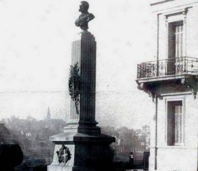 La Defensor�a del Pueblo pide que se emplace un monumento que hace 4 a�os est� en un dep�sito 