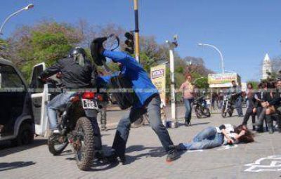 Motochorros asaltan a joven que realiza tareas bancarias y se llevan miles de pesos