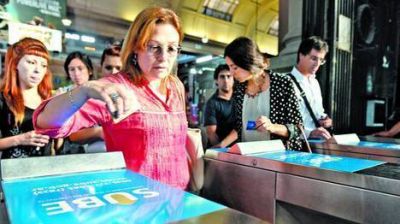 Pese a los molinetes, mucha gente sigue sin pagar boleto en el Mitre