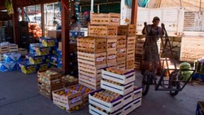 Enojo de los puesteros en el Mercado de Abasto por aumentos