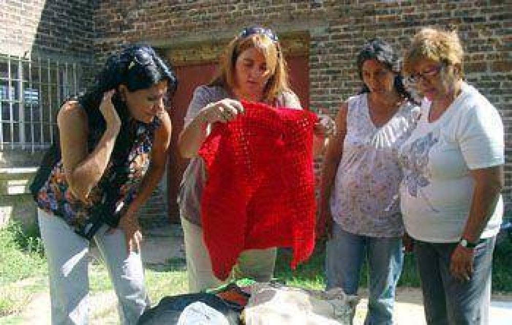 Emprender: Desarrollan el taller de tejidos en la parroquia San Cayetano