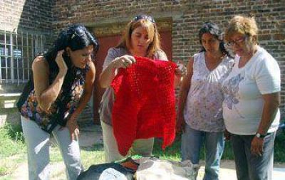 Emprender: Desarrollan el taller de tejidos en la parroquia San Cayetano