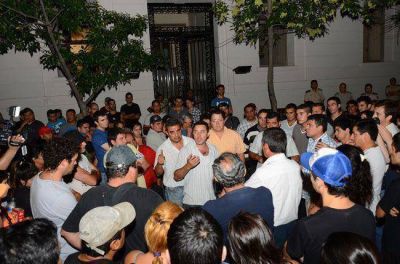 Por ahora, no indagar�n a los polic�as que encabezaron el mot�n en Santa Rosa