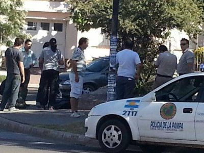 Los detuvieron por un arrebato y les encontraron droga
