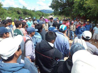 Pobladores de Campo Dur�n cortaron la ruta provincial 54