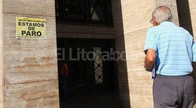 Empleados municipales van al paro en reclamo de un bono de $ 1.000