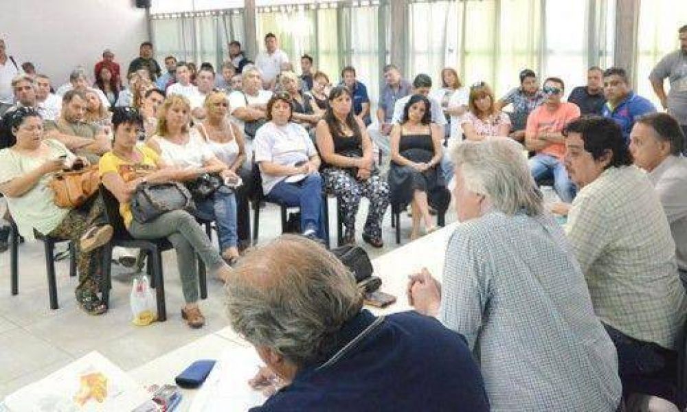 Municipio promete revisar la situaci�n de los ocho cesanteados