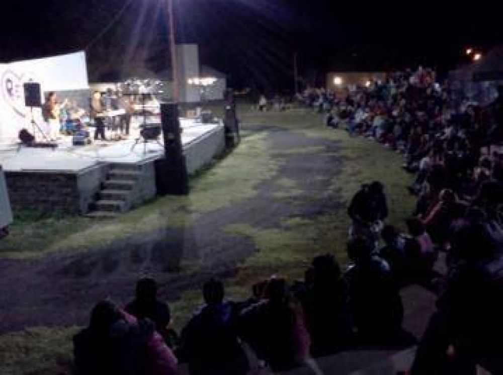 Exitosa noche de m�sica popular en el anfiteatro de Reta