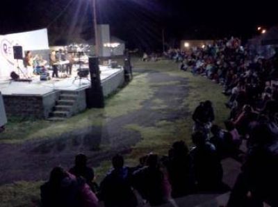 Exitosa noche de m�sica popular en el anfiteatro de Reta