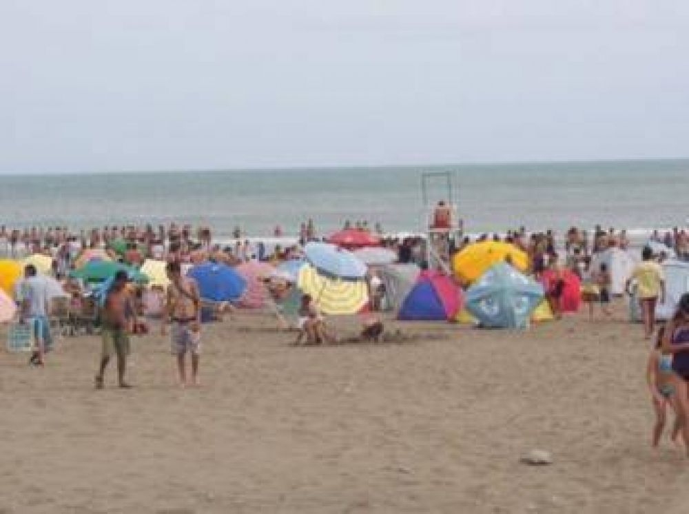 Inspectores de playa controlan el comportamiento en la arena