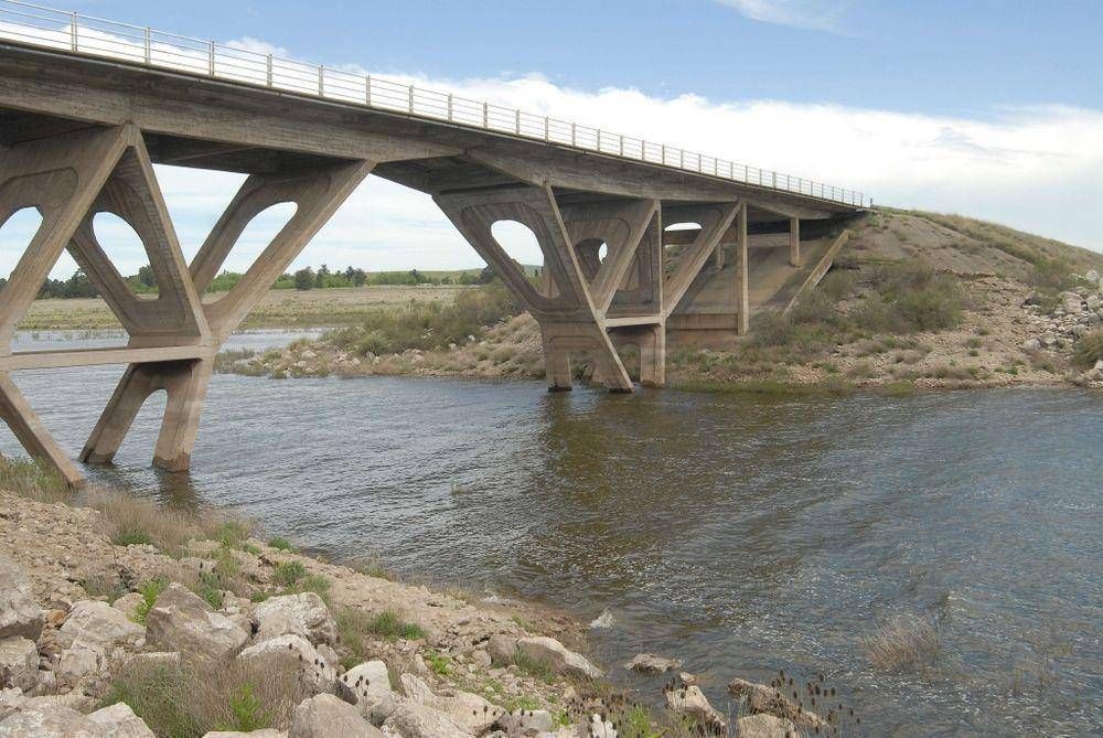 El agua que toman los bahienses vuelve a tener mal olor y sabor