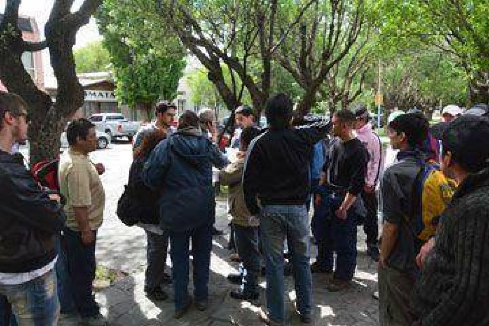 Desocupados manifestaron en Casa de Gobierno pidiendo trabajo