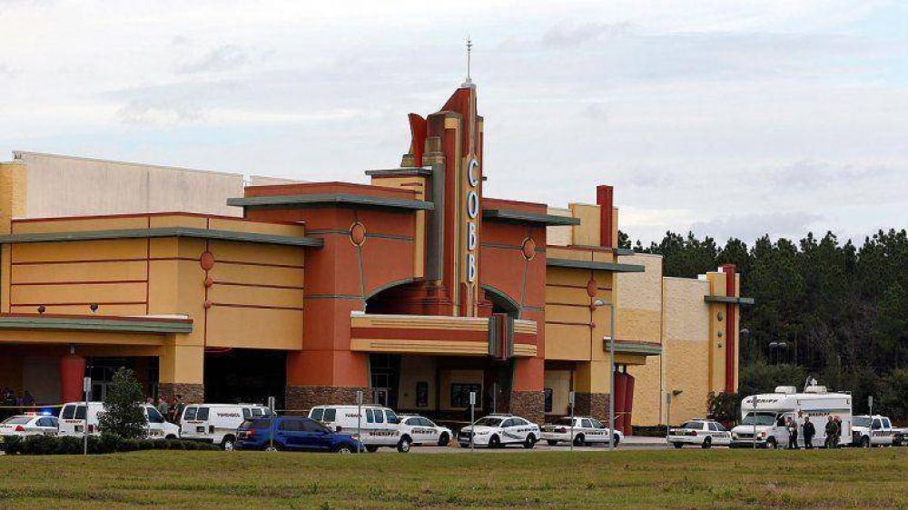 Lo mataron de un disparo porque usaba el tel�fono en el cine