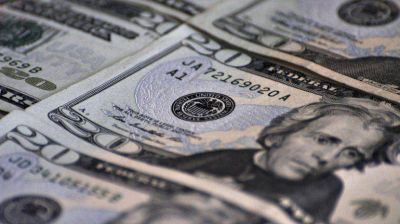 El d�lar libre se acerc� a $11 y la brecha con el oficial super� el 63%