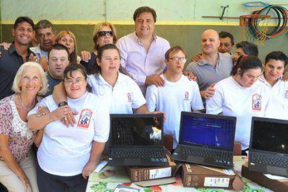 La Provincia don� tres computadoras al centro de d�a C.HA.DI.M de Mar del Plata