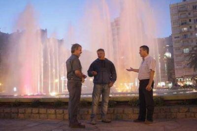 Comenzaron los shows de Aguas Danzantes en la Plaza del Milenio