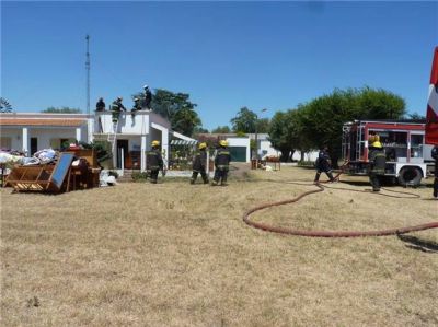 Se incendi� el techo de una vivienda rural en la zona de la Escuela N� 20
