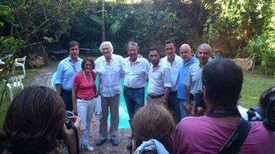 Pino Solanas recibi� a Cobos en su casa de Olivos y marc� la cancha