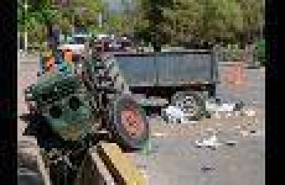 Un colectivo y un tractor chocaron dentro del predio de la UNCuyo