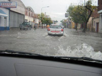 Los vecinos denuncian que desde que asfaltaron calles se inunda un barrio