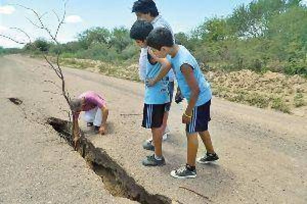 Enorme grieta parti� una ruta y vaci� represas en Dpto. Choya