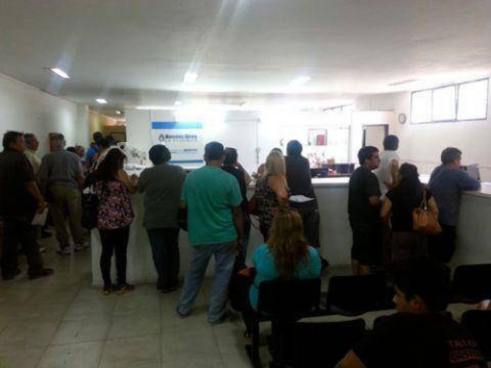 Los vecinos intentan tramitar su carnet de conducir entre quejas, incidentes, reducciones de turnos y falta de personal