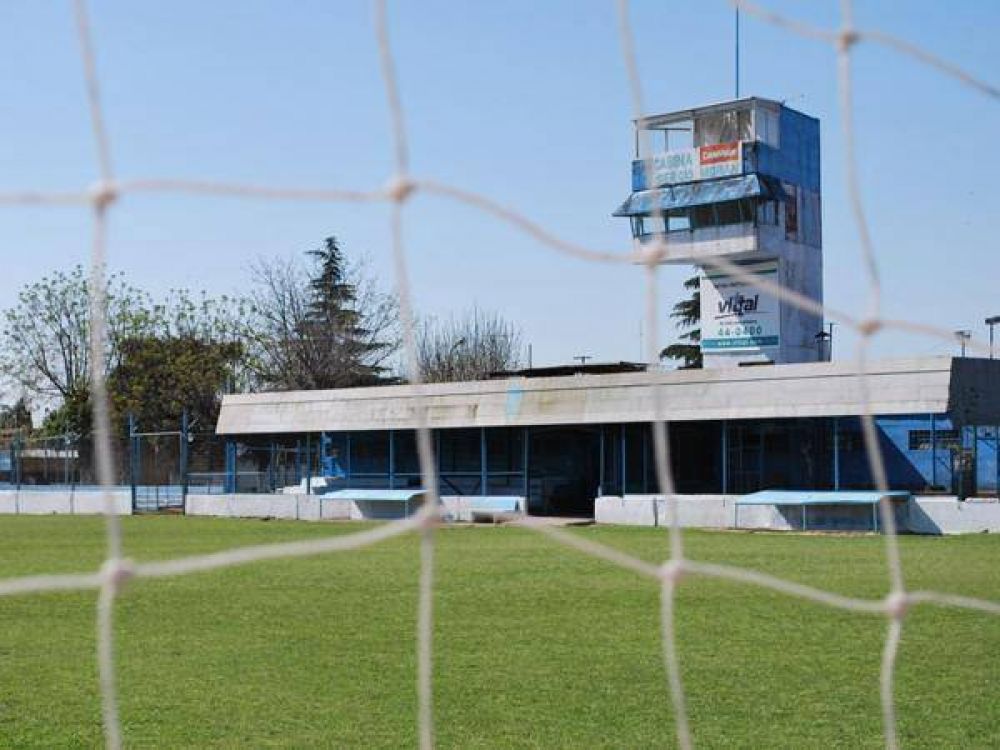 De local en la cancha de CADU