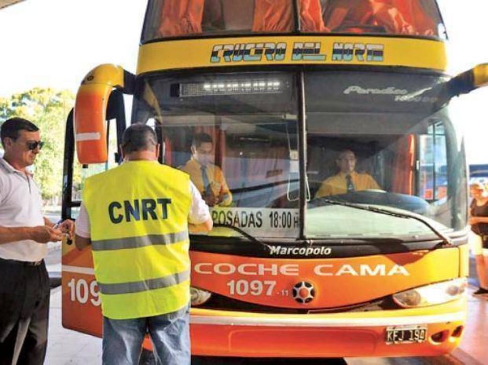 Intensifican los controles a los micros que parten de la terminal