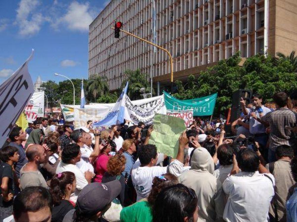 El n�mero de trabajadores estatales trep� a 63.000
