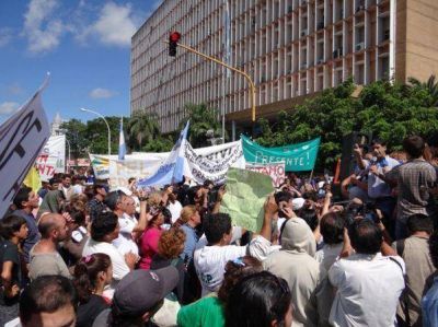 El n�mero de trabajadores estatales trep� a 63.000