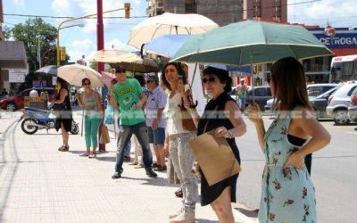 Resistencia sin �rboles: vecinos al sol y con sombrilla por la 9 de Julio