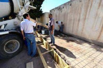 Realizan obras de mejoramiento en cementerios de la ciudad