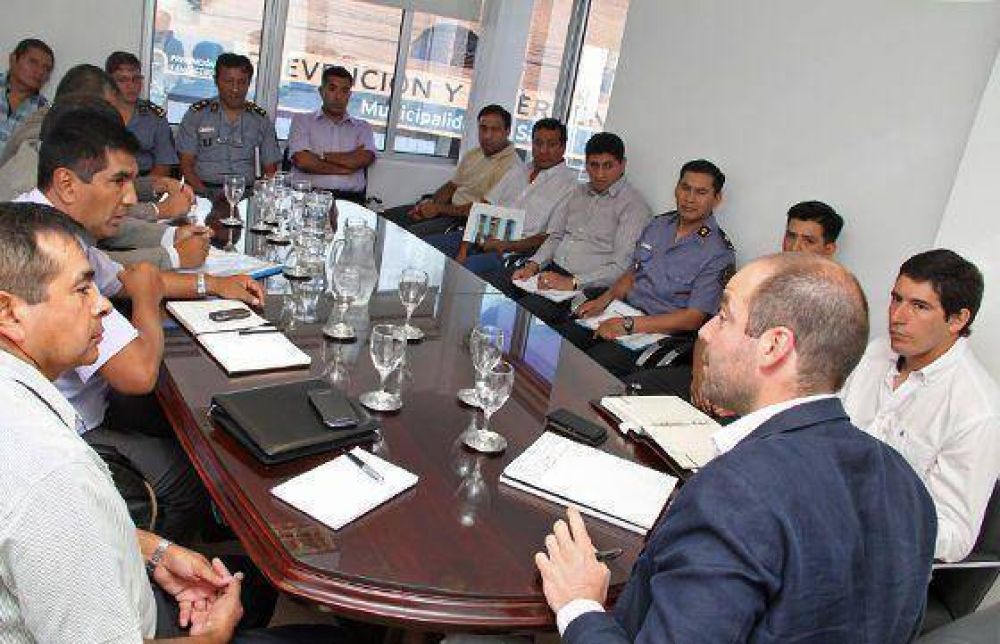 El Ministro Cornejo diagram� tareas preventivas y operativas con responsables de la c�pula policial