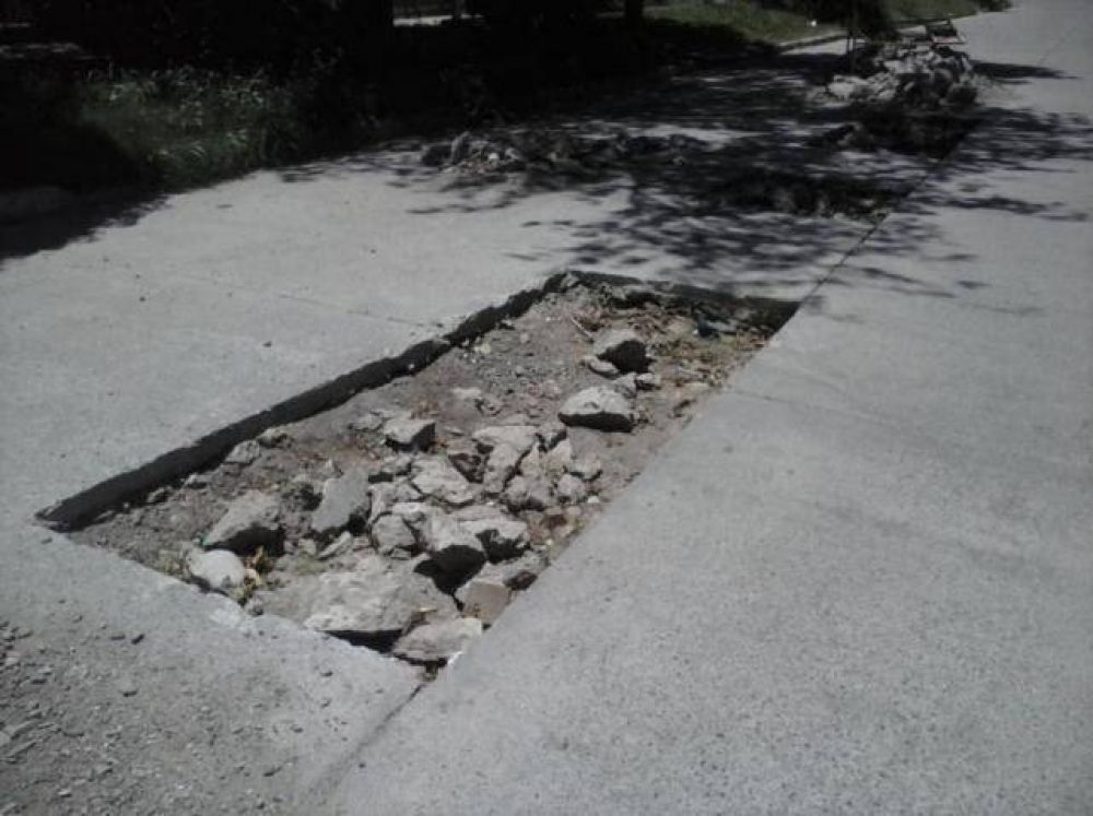 Pavimento roto en una calle de Taf� Viejo