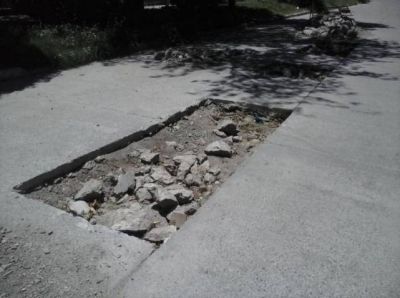 Pavimento roto en una calle de Taf� Viejo