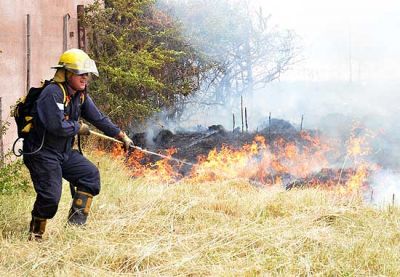 Incendio de rastrojos afect� elementos en un campo