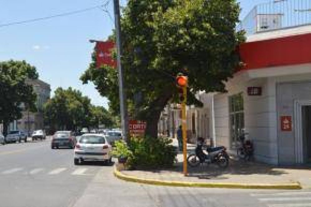 Ya funciona el sem�foro de 25 de Mayo e Yrigoyen