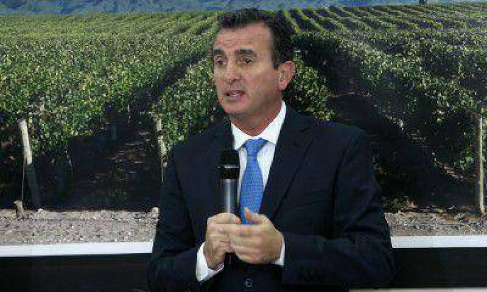 Duras cr�ticas a P�rez por el ingreso de 6.000 estatales en su gesti�n