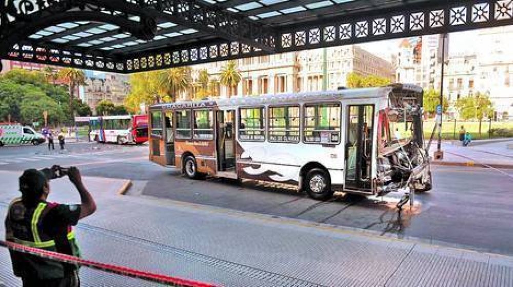 Chocaron dos colectivos y un auto en el Centro: 19 heridos