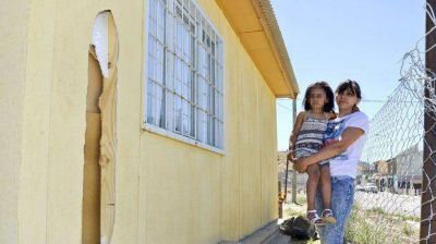 Hicieron un boquete en la pared y le desvalijaron la casa