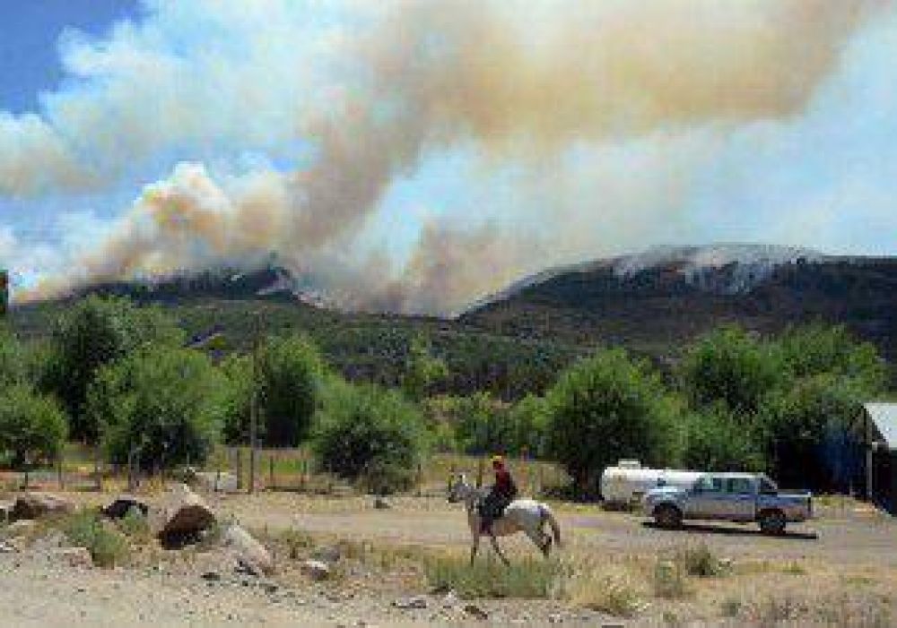 Intensifican los esfuerzos para controlar el fuego 