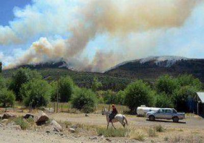 Intensifican los esfuerzos para controlar el fuego 