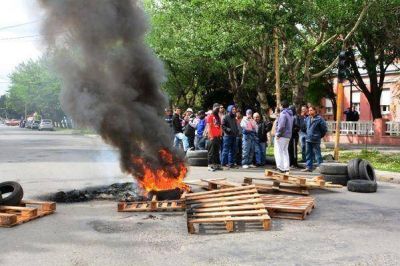 Reclamo y quema de cubiertas frente a Gobierno