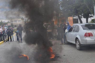 Integrantes de la iglesia �Hijos del Alt�simo� protestan frente al Municipio 