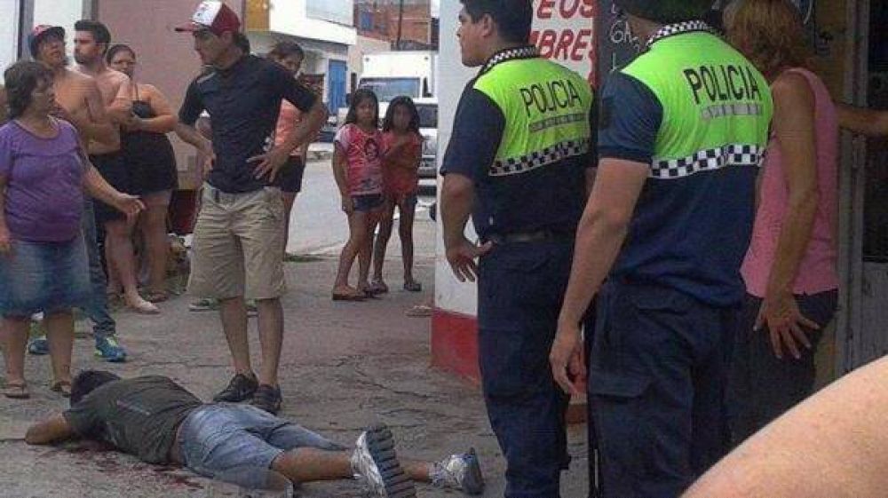 Un intento de asalto en un miniservice termin� con un tiroteo y dos heridos