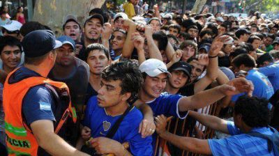 Locura por el Supercl�sico de verano: seis cuadras de cola por una entrada
