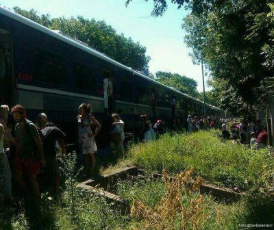 Evac�an un tren de la l�nea Mitre