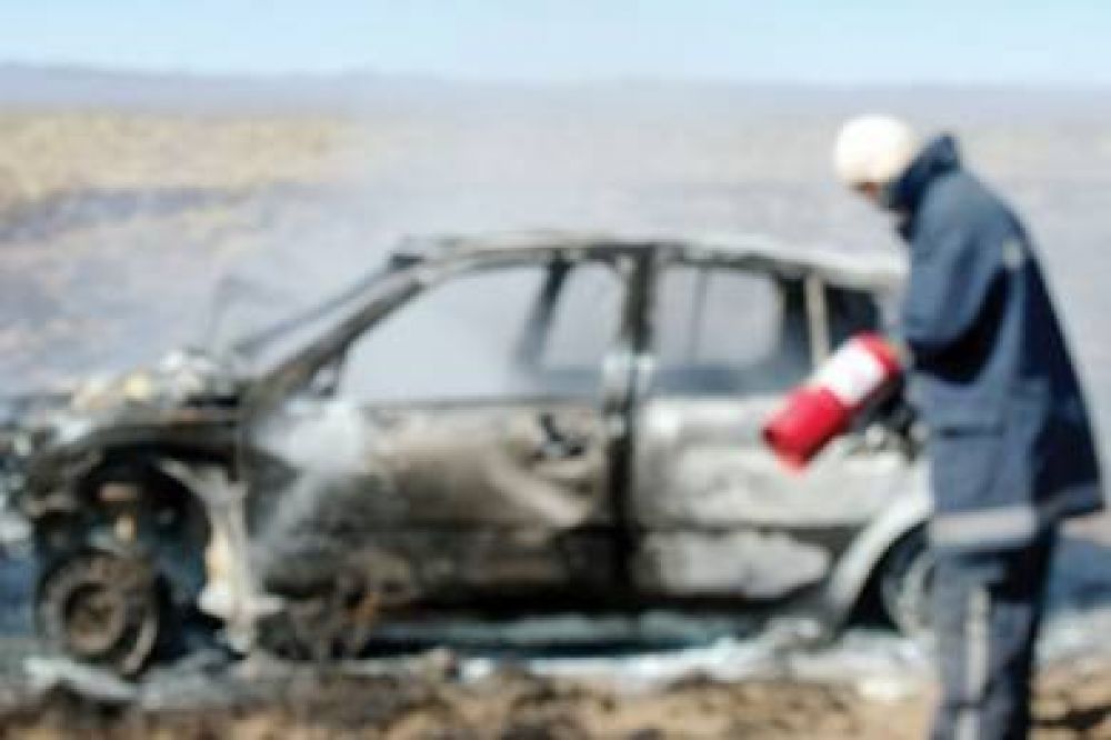 Muere una mujer comodorense al volcar e incendiarse el auto en el que viajaba