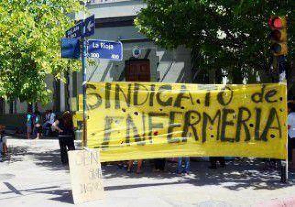 Enfermeros empapelaron la Gobernaci�n 