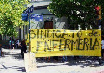 Enfermeros empapelaron la Gobernaci�n 